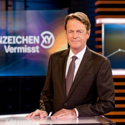 Auch als „Aktenzeichen XY“-Moderator ist Rudi Cerne nicht vor Betrug gefeit. (Bild: ZDF / Nadine Rupp)