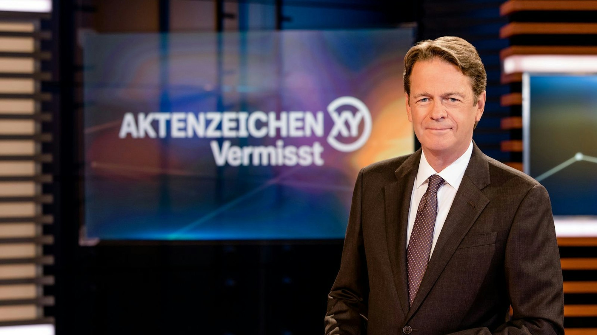 Auch als „Aktenzeichen XY“-Moderator ist Rudi Cerne nicht vor Betrug gefeit. (Bild: ZDF / Nadine Rupp)