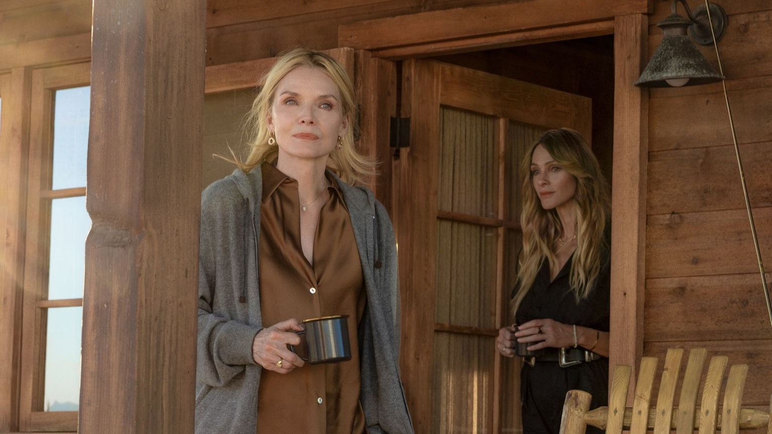 Stacy Clyburn (Michelle Pfeiffer, links) und ihre Tochter Paige (Elle Chapman) können dem Leben in Montana nicht allzu viel abgewinnen. (Bild: Emerson Miller /Paramount + 2026 Viacom International Inc.)