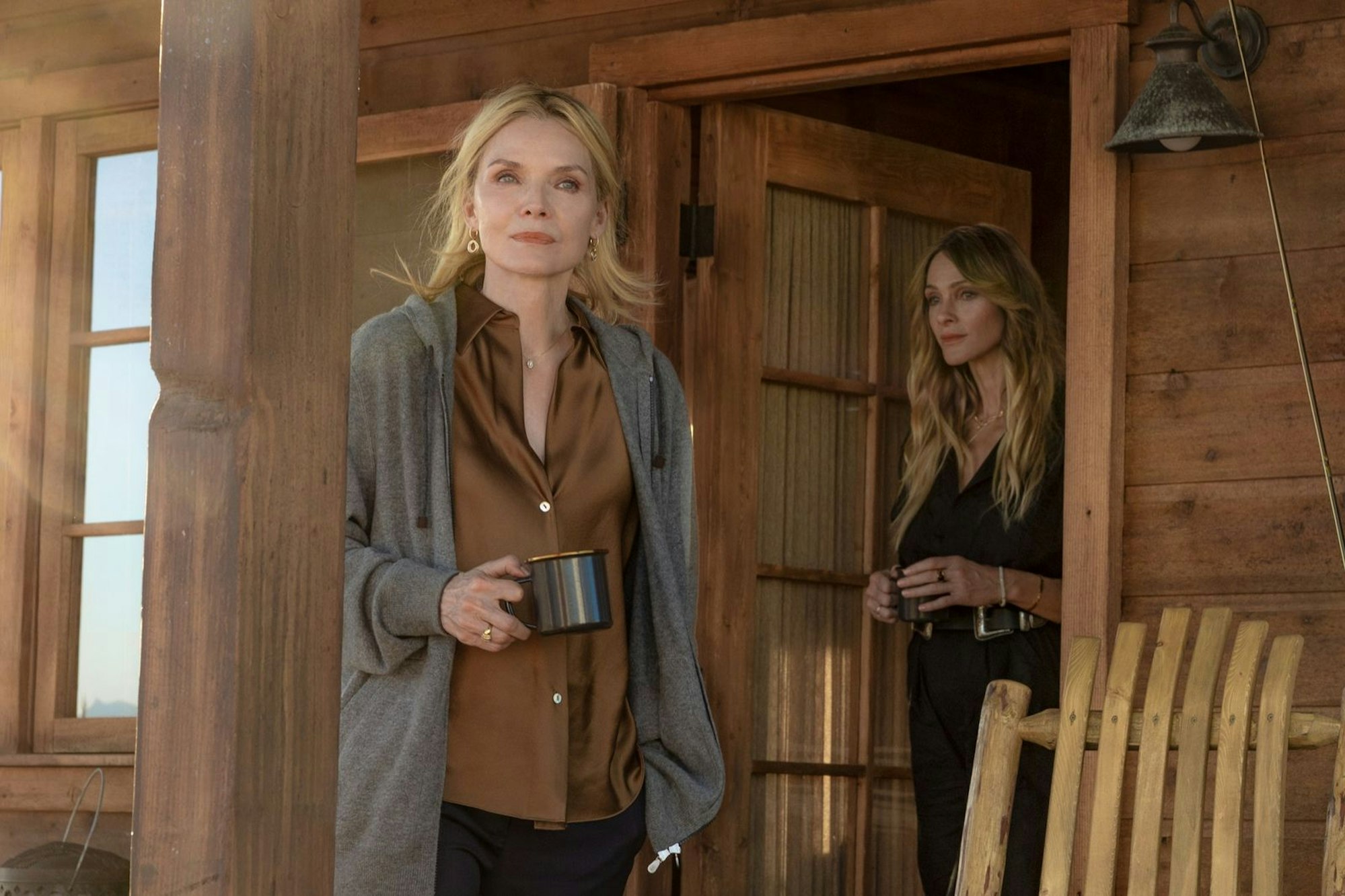 Stacy Clyburn (Michelle Pfeiffer, links) und ihre Tochter Paige (Elle Chapman) können dem Leben in Montana nicht allzu viel abgewinnen. (Bild: Emerson Miller /Paramount + 2026 Viacom International Inc.)