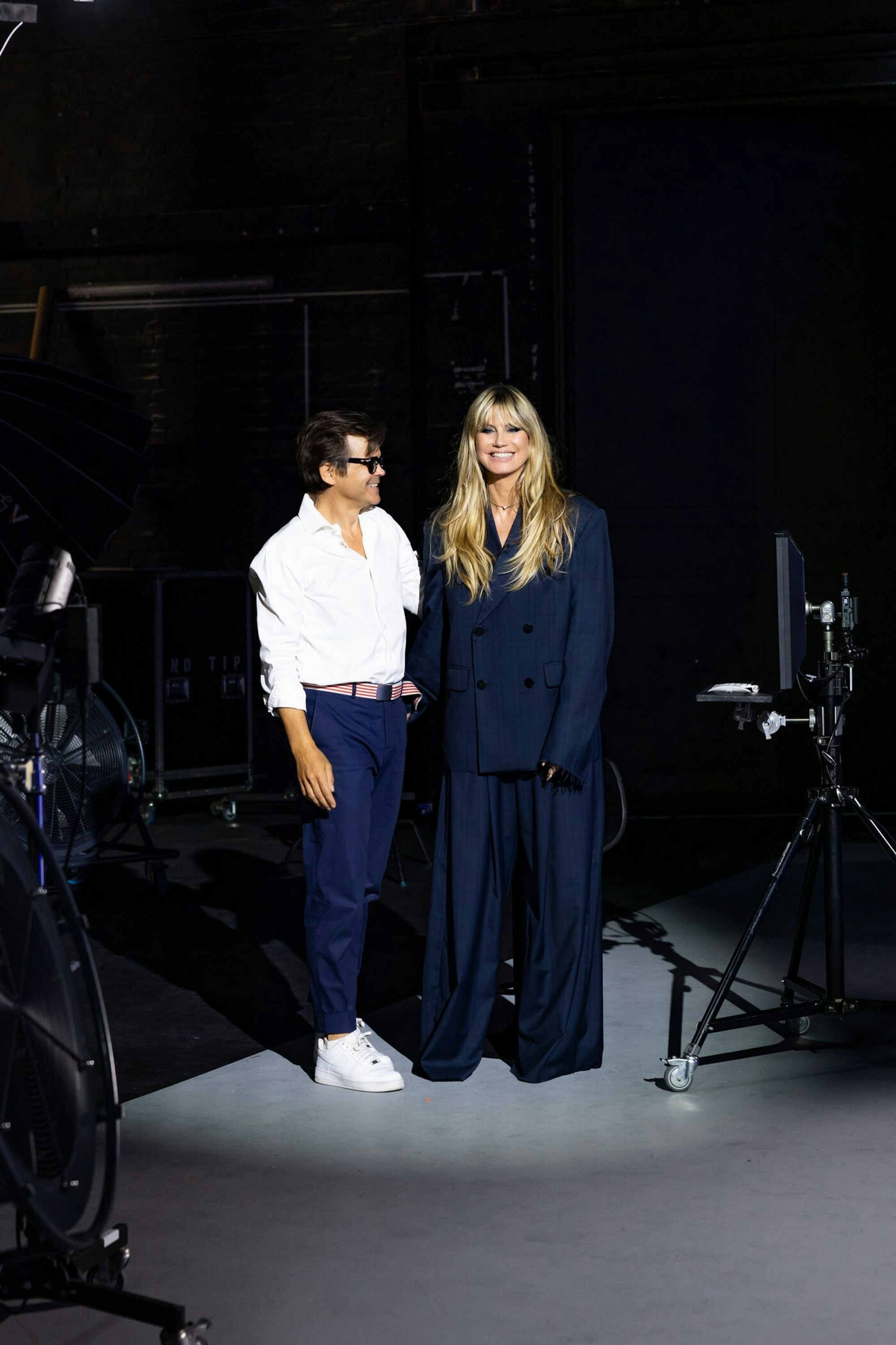 Heidi Klum begrüßt Fotograf Kristian Schuller erneut bei GNTM. (Bild: ProSieben/Daniel Graf)