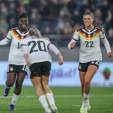NOR, Stavanger, Norwegen vs Deutschland, Länderspiel, Fussball, FIFA, Spielzeit 2026/2027, WM-Qualifikation, Viking-Stadion, 2. Spieltag im Bild: Elisa Senß Deutschland Frauen 20 erzielt das 1:0, Tor, Jubel und Freude, Emotionen, mal, Carlotta Wamser Deutschland Frauen 13, Nicole Anyomi Deutschland Frauen 18, Jule Brand Deutschland Frauen 22 DFB/DFL REGULATIONS PROHIBIT ANY USE OF PHOTOGRAPHS AS IMAGE SEQUENCES AND/OR QUASI-VIDEO, 07.03.2026 *** NOR, Stavanger, Norway vs Germany, international match, football, FIFA, 2026 2027 season, World Cup qualification, Viking Stadion, 2 matchday in picture Elisa Senß Germany Women 20 scores the 1 0, goal, jubilation and joy, emotions, times, Carlotta Wamser Germany Women 13 , Nicole Anyomi Germany Women 18 , Jule Brand Germany Women 22 DFB DFL REGULATIONS PROHIBIT ANY USE OF PHOTOGRAPHS AS IMAGE SEQUENCES AND OR QUASI VIDEO, 07 03 2026 Copyright: HMBxMedia/HendrikxHamelau