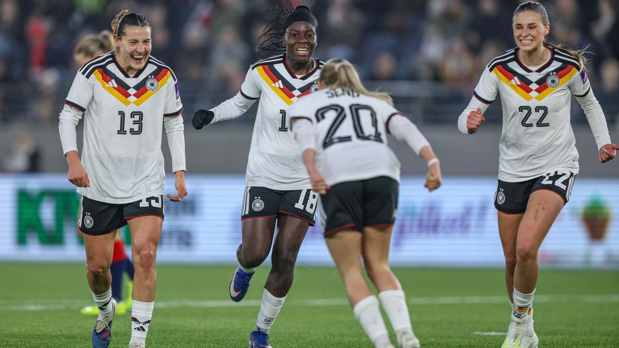 NOR, Stavanger, Norwegen vs Deutschland, Länderspiel, Fussball, FIFA, Spielzeit 2026/2027, WM-Qualifikation, Viking-Stadion, 2. Spieltag im Bild: Elisa Senß Deutschland Frauen 20 erzielt das 1:0, Tor, Jubel und Freude, Emotionen, mal, Carlotta Wamser Deutschland Frauen 13, Nicole Anyomi Deutschland Frauen 18, Jule Brand Deutschland Frauen 22 DFB/DFL REGULATIONS PROHIBIT ANY USE OF PHOTOGRAPHS AS IMAGE SEQUENCES AND/OR QUASI-VIDEO, 07.03.2026 *** NOR, Stavanger, Norway vs Germany, international match, football, FIFA, 2026 2027 season, World Cup qualification, Viking Stadion, 2 matchday in picture Elisa Senß Germany Women 20 scores the 1 0, goal, jubilation and joy, emotions, times, Carlotta Wamser Germany Women 13 , Nicole Anyomi Germany Women 18 , Jule Brand Germany Women 22 DFB DFL REGULATIONS PROHIBIT ANY USE OF PHOTOGRAPHS AS IMAGE SEQUENCES AND OR QUASI VIDEO, 07 03 2026 Copyright: HMBxMedia/HendrikxHamelau