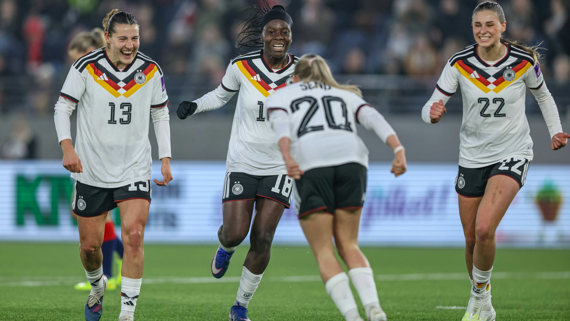 NOR, Stavanger, Norwegen vs Deutschland, Länderspiel, Fussball, FIFA, Spielzeit 2026/2027, WM-Qualifikation, Viking-Stadion, 2. Spieltag im Bild: Elisa Senß Deutschland Frauen 20 erzielt das 1:0, Tor, Jubel und Freude, Emotionen, mal, Carlotta Wamser Deutschland Frauen 13, Nicole Anyomi Deutschland Frauen 18, Jule Brand Deutschland Frauen 22 DFB/DFL REGULATIONS PROHIBIT ANY USE OF PHOTOGRAPHS AS IMAGE SEQUENCES AND/OR QUASI-VIDEO, 07.03.2026 *** NOR, Stavanger, Norway vs Germany, international match, football, FIFA, 2026 2027 season, World Cup qualification, Viking Stadion, 2 matchday in picture Elisa Senß Germany Women 20 scores the 1 0, goal, jubilation and joy, emotions, times, Carlotta Wamser Germany Women 13 , Nicole Anyomi Germany Women 18 , Jule Brand Germany Women 22 DFB DFL REGULATIONS PROHIBIT ANY USE OF PHOTOGRAPHS AS IMAGE SEQUENCES AND OR QUASI VIDEO, 07 03 2026 Copyright: HMBxMedia/HendrikxHamelau