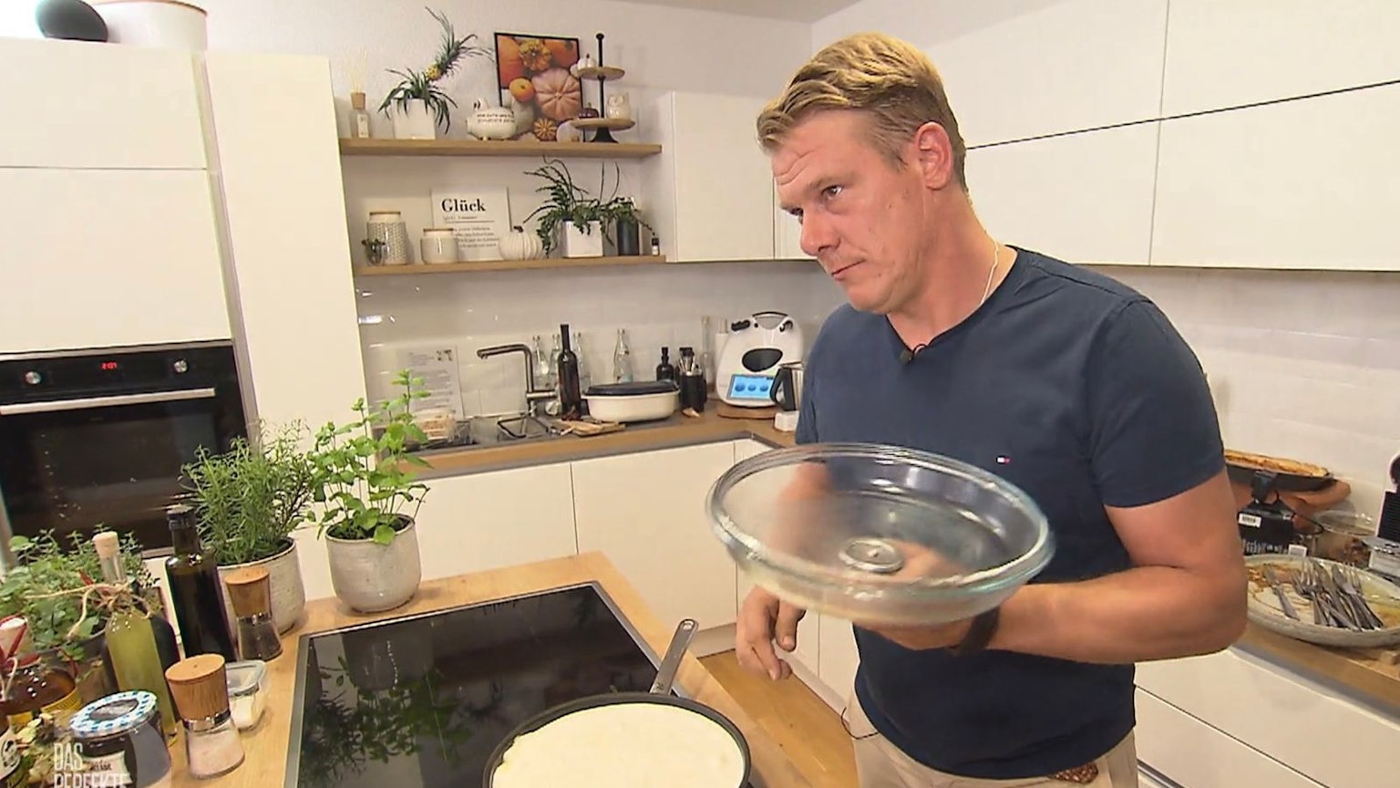 Pech für Final-Gastgeber Andreas (43): Sein Kaiserschmarrn misslingt. (Bild: RTL)