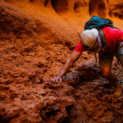 Ein Kletterer in den Bergen.