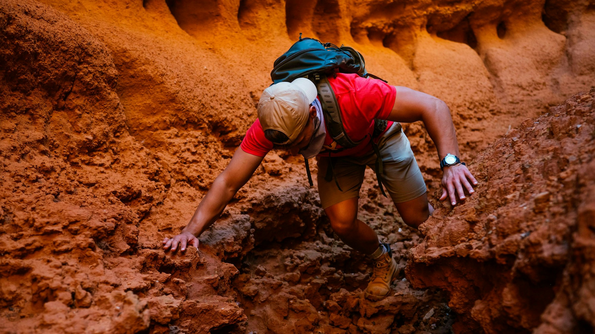 Ein Kletterer in den Bergen.