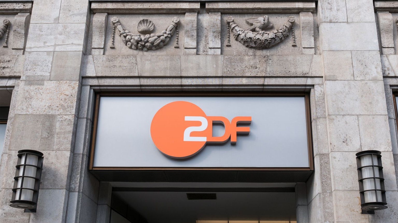 Nach den schweren journalistischen Fehlern eines Beitrags im „heute journal“ hat das ZDF Konsequenzen gezogen. (Bild: iStock / cbies)