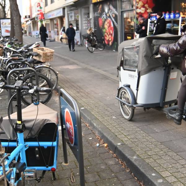 Der Radweg auf der Dürener Straße befindet sich derzeit auf dem Bürgersteig.