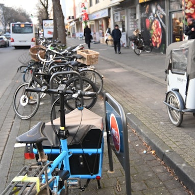 Der Radweg auf der Dürener Straße befindet sich derzeit auf dem Bürgersteig.
