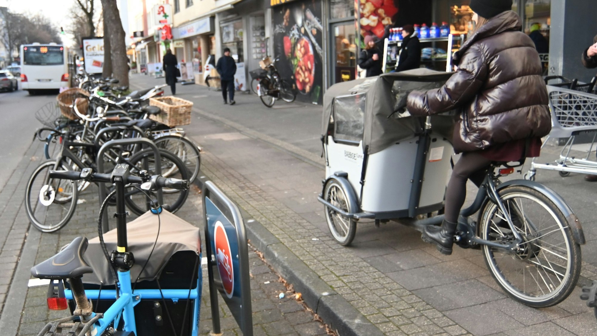 Der Radweg auf der Dürener Straße befindet sich derzeit auf dem Bürgersteig.