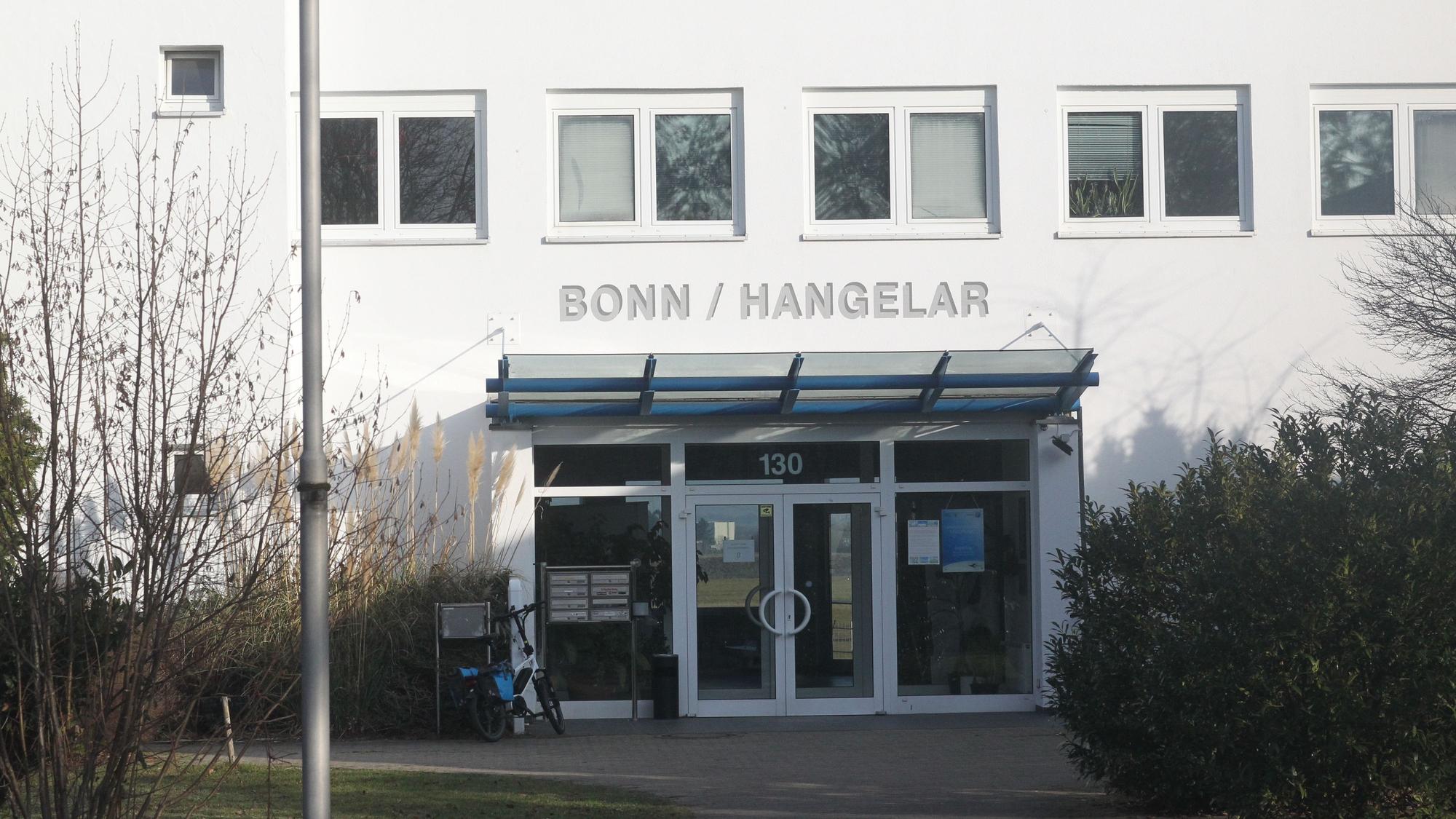 Die Flugplatzgesellschaft Hangelar hat Interesse, ein Grundstück mit Flugzeugweft zu kaufen.
