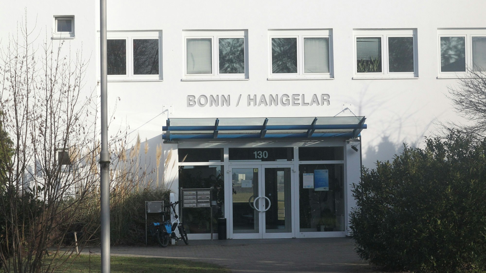 Die Flugplatzgesellschaft Hangelar hat Interesse, ein Grundstück mit Flugzeugweft zu kaufen.