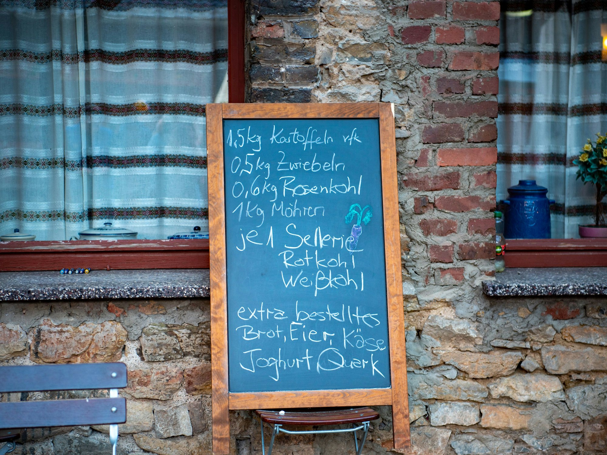 Auf einer Tafel steht, wie viel Gemüse sich jeder Ernteteiler mitnehmen darf.