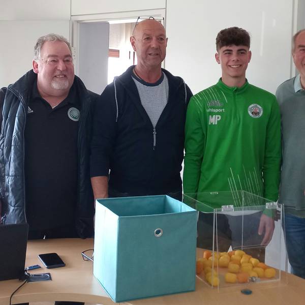 Gruppenbild bei einer Auslosung für Fußballspiele