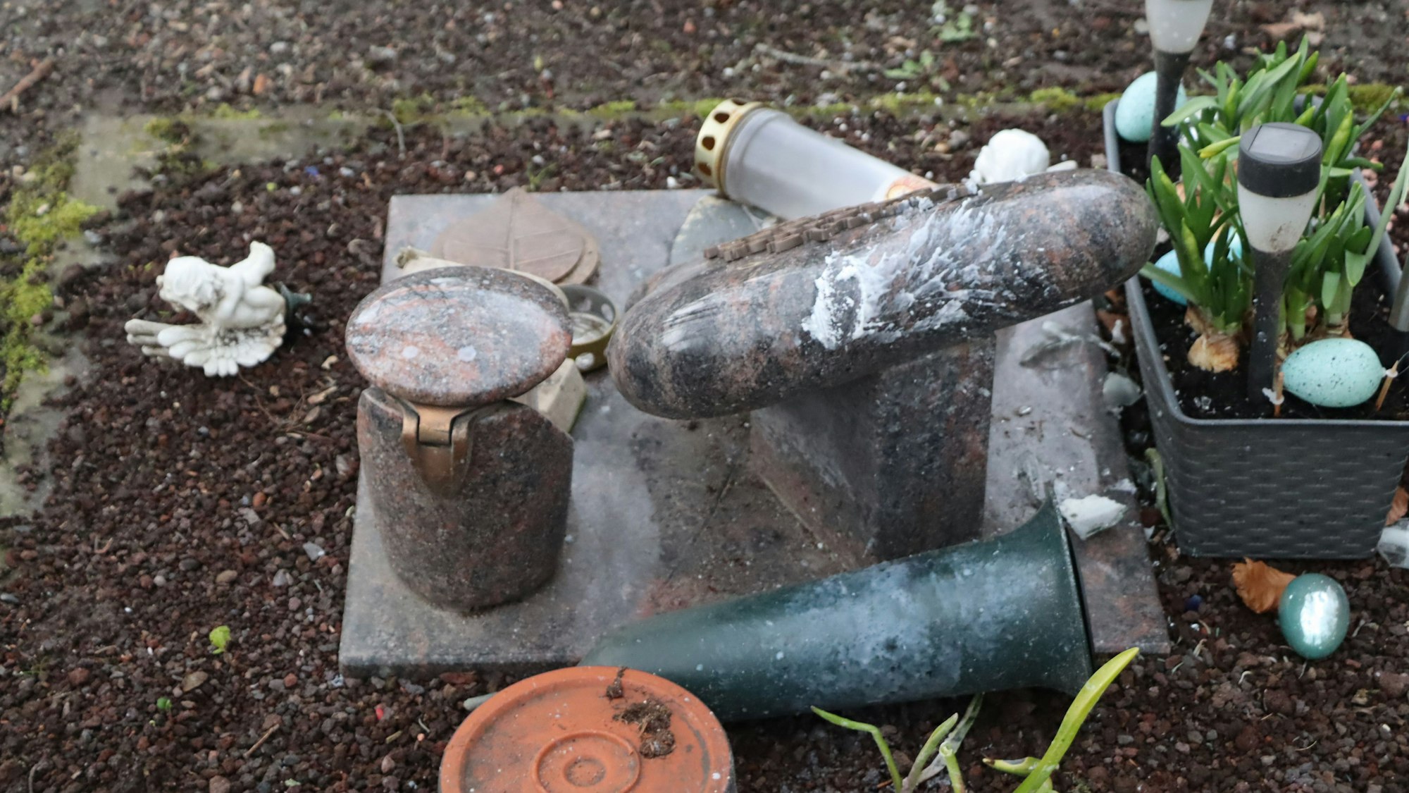 Immer wieder werden Friedhöfe Opfer blinder Zerstörungswut.