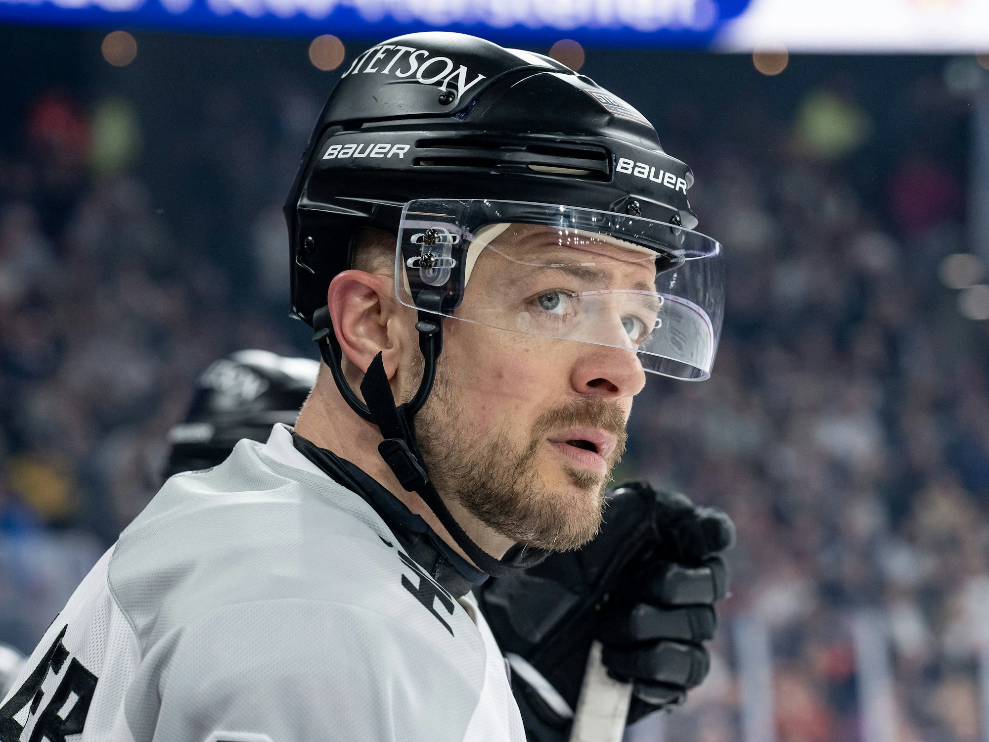 Moritz Müller beobachtet von der Ersatzbank das Spiel.