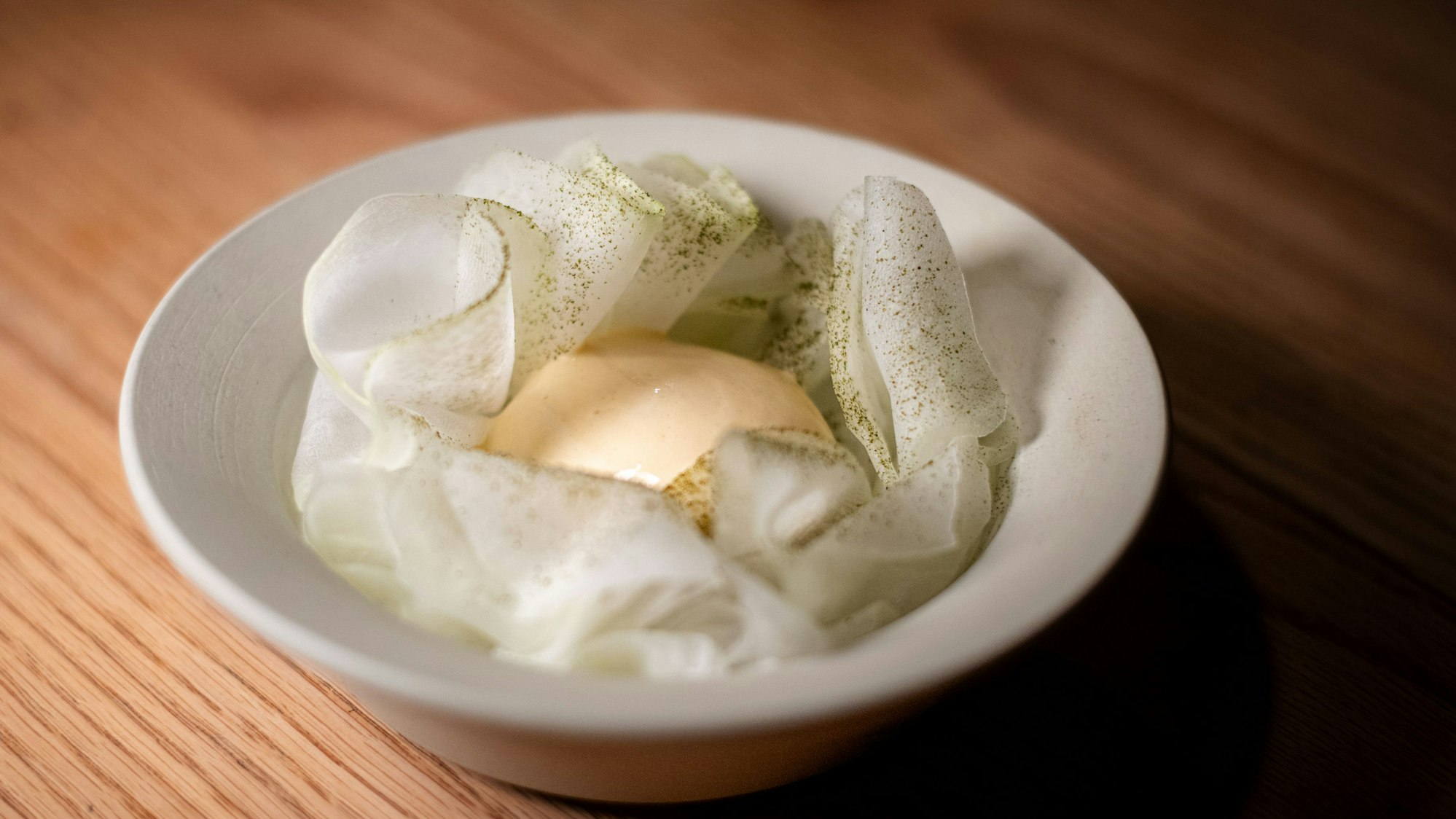 In einem hellen Schälchen wellen sich die Kohlrabistreifen, darin ist eine Haube des Eisschaums zu sehen.