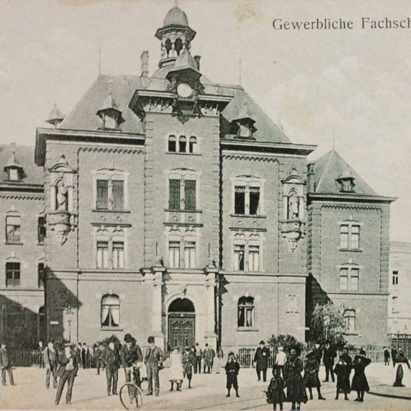 Die Gewerbliche Fachschule im Jahr 1906, 20 Jahre zuvor war das Gebäude am Salierring eröffnet worden.