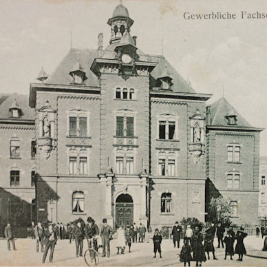 Die Gewerbliche Fachschule im Jahr 1906, 20 Jahre zuvor war das Gebäude am Salierring eröffnet worden.
