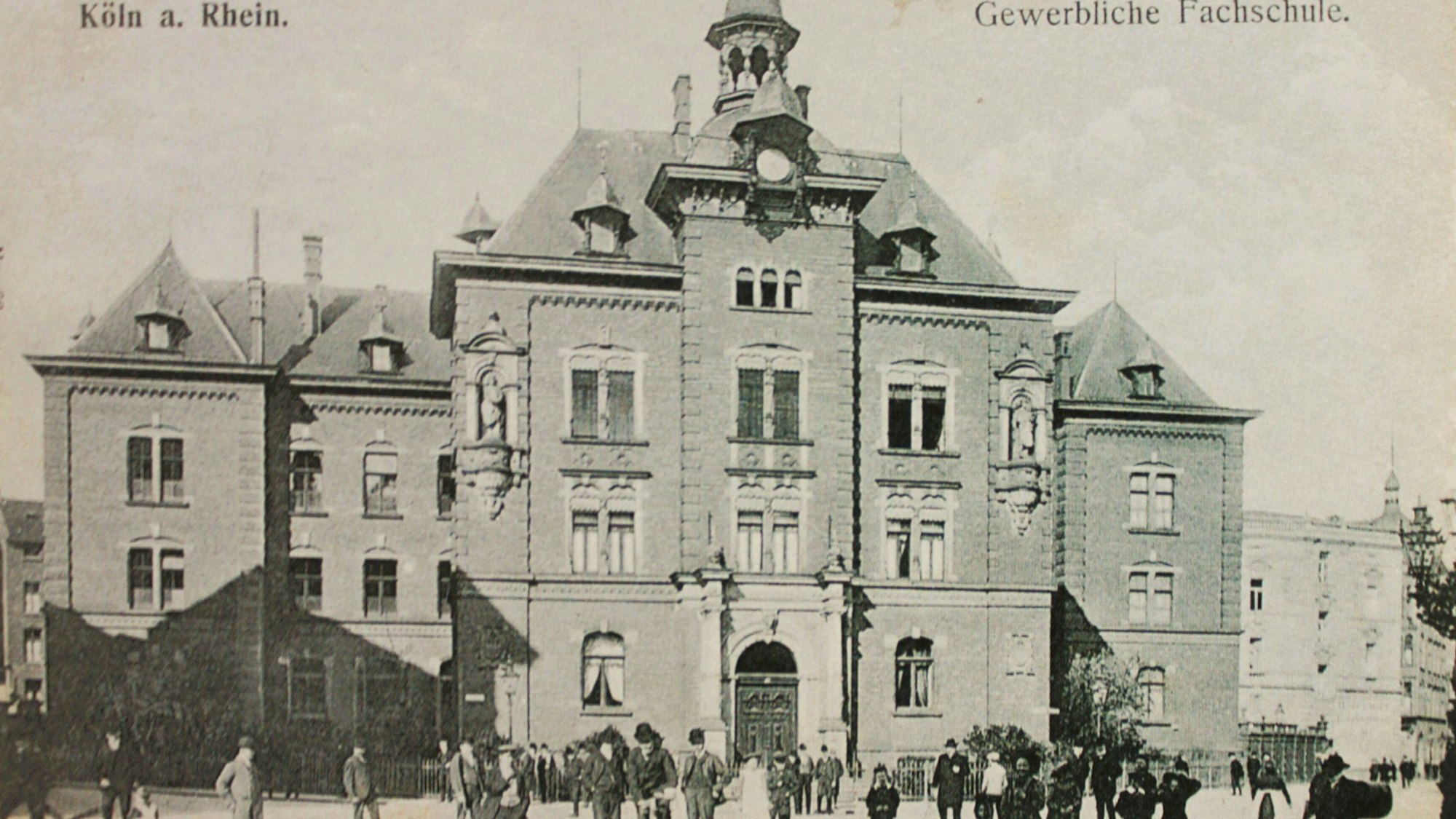 Die Gewerbliche Fachschule im Jahr 1906, 20 Jahre zuvor war das Gebäude am Salierring eröffnet worden.