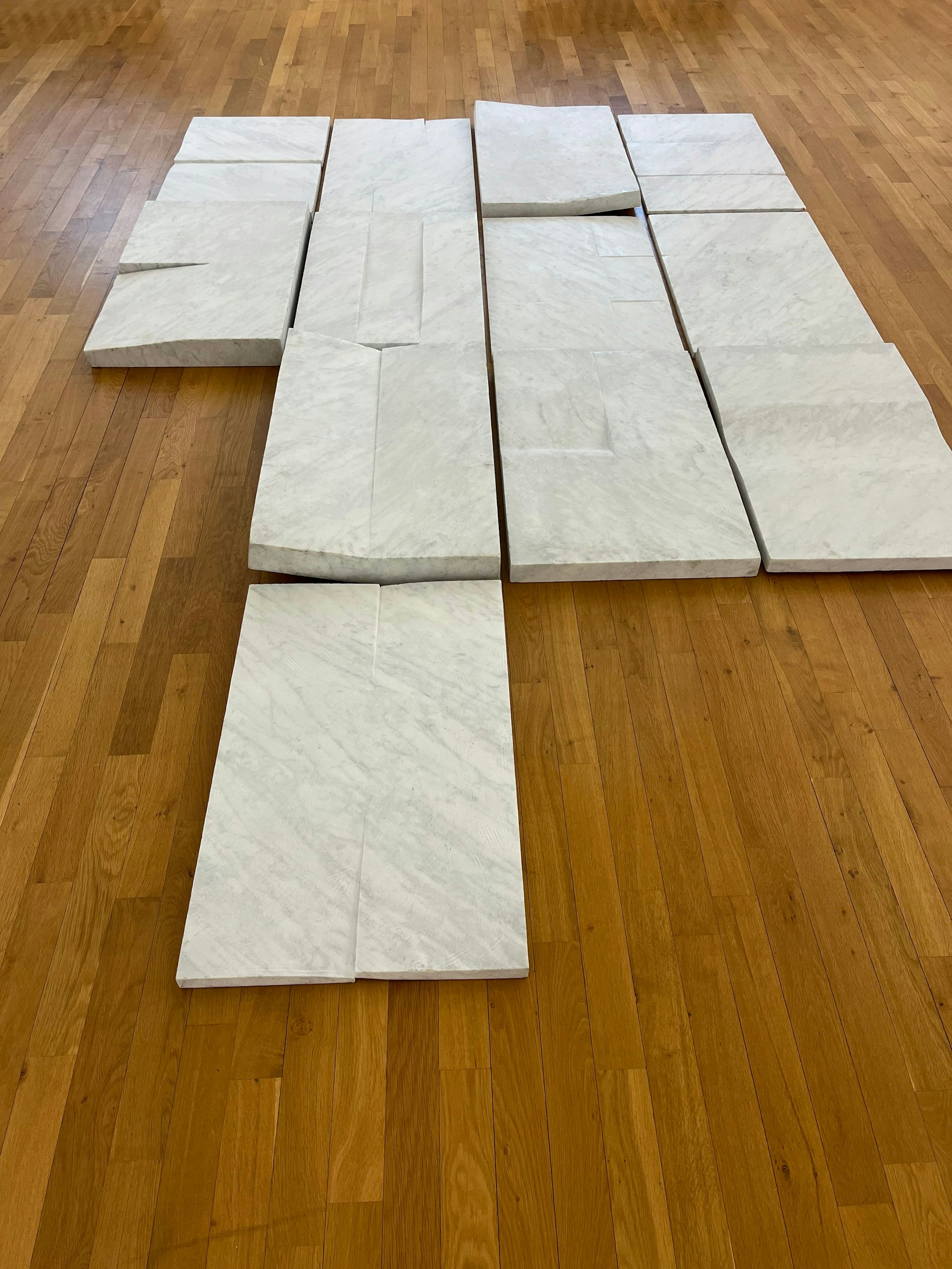 „12+1“ des Bildhauers Michael Schoenholtz