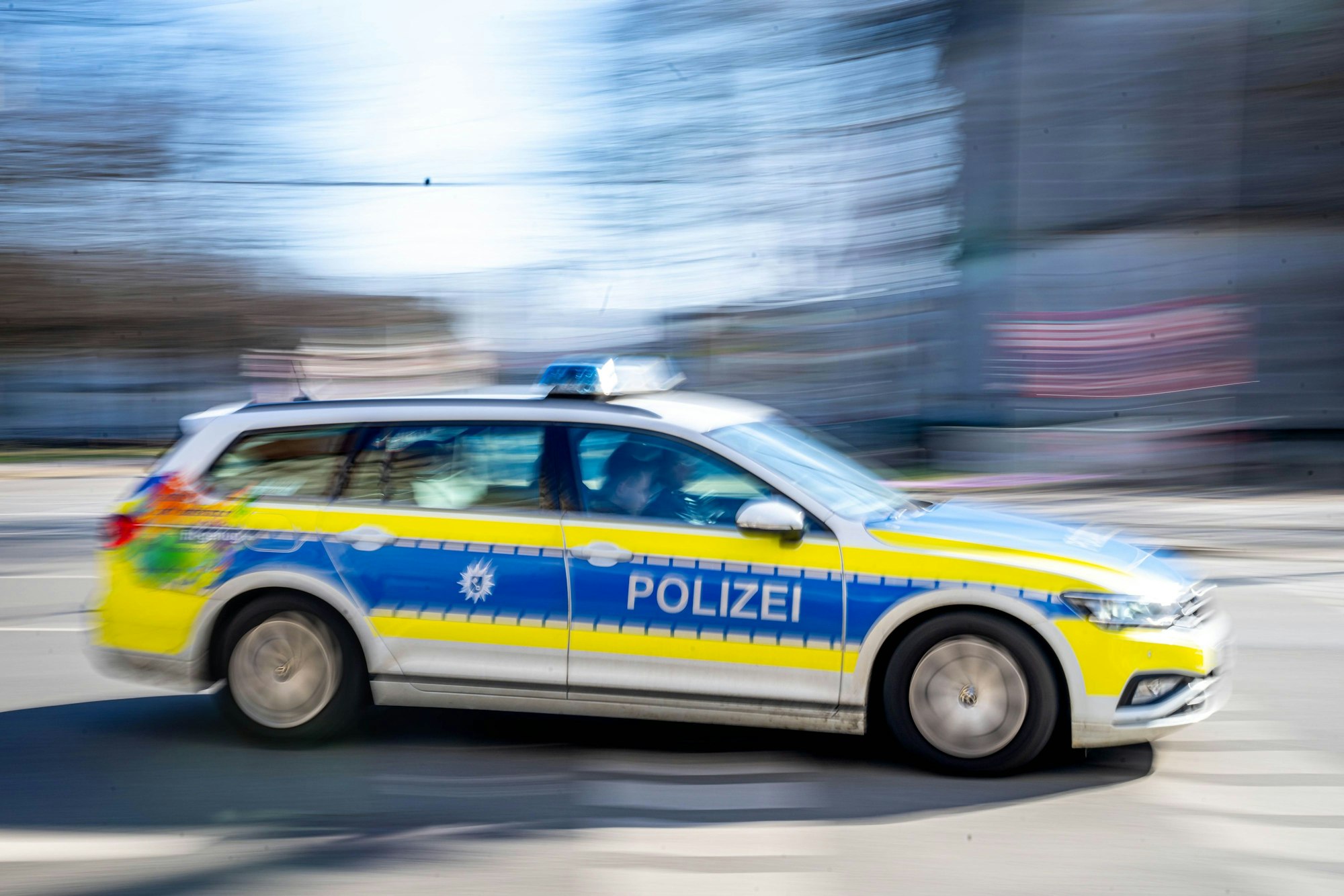 Die Polizei stellte drei 17-jährige Tatverdächtige, nachdem sie mit einem gestohlenen Firmentransporter in Leverkusen unterwegs gewesen waren.