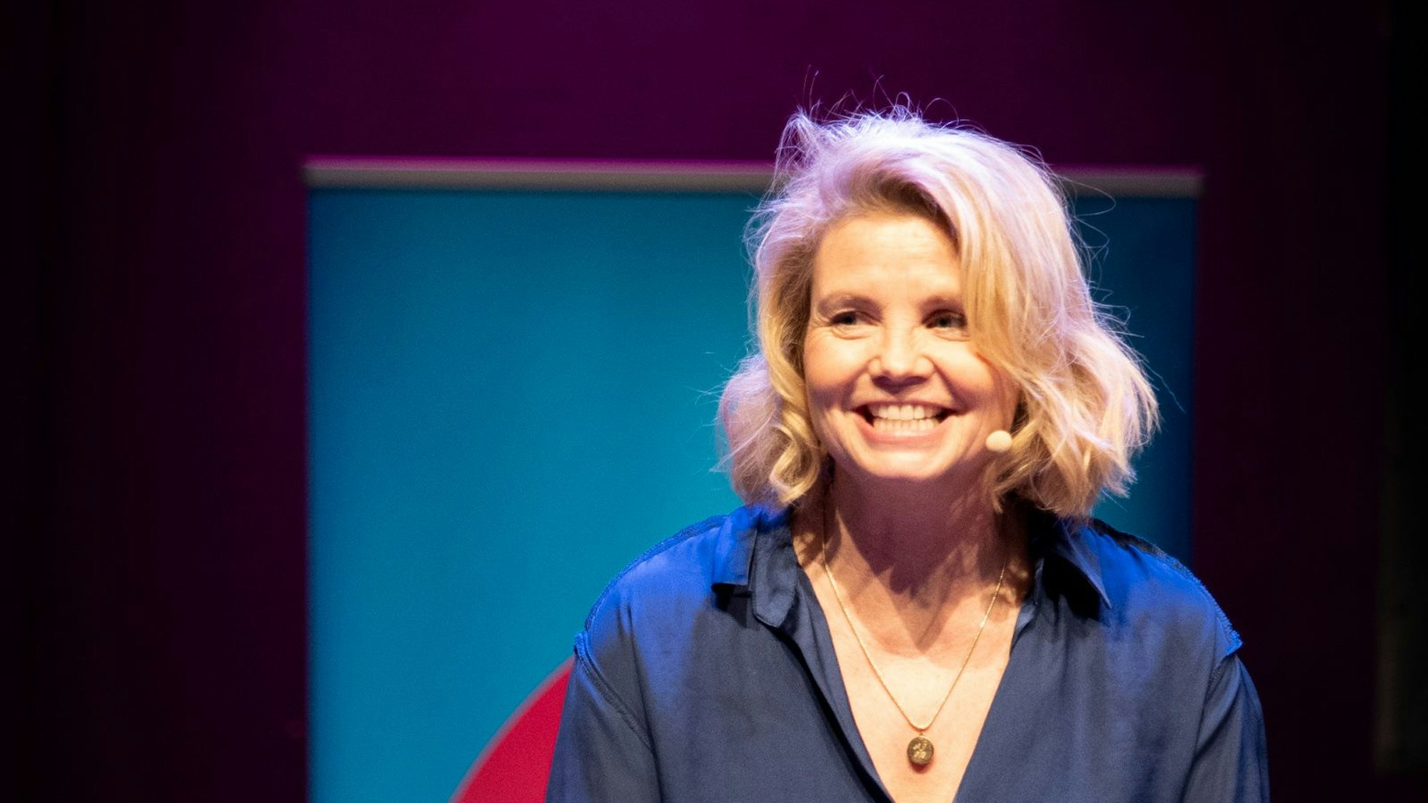 Eine Frau lacht in die Kamera.