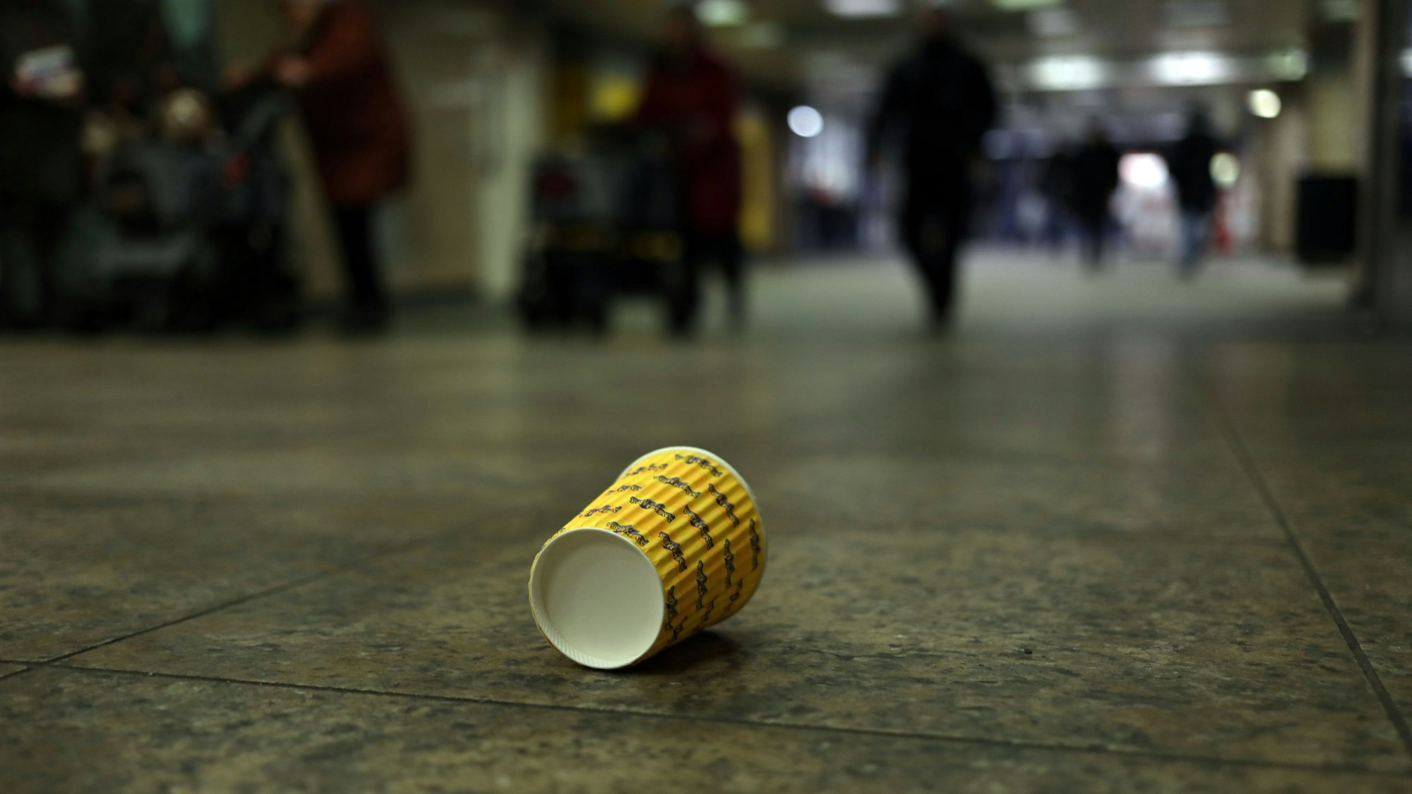 Ein weggeworfener Kaffeebecher an der U-Bahn Haltestelle Hauptbahnhof..