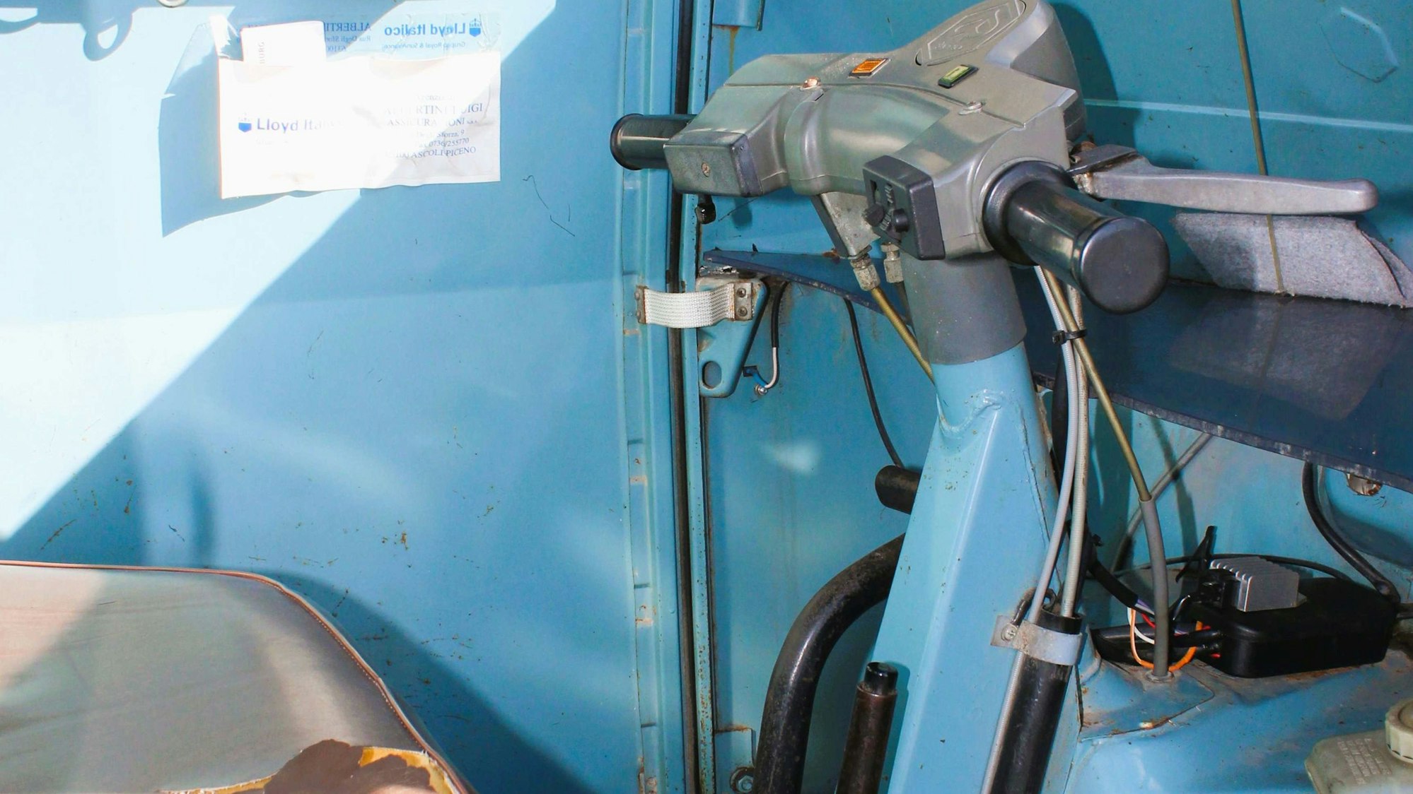 Der Klein-Transporter ist nicht viel mehr als eine Vespa mit Dach, so fährt sich die Ape auch.