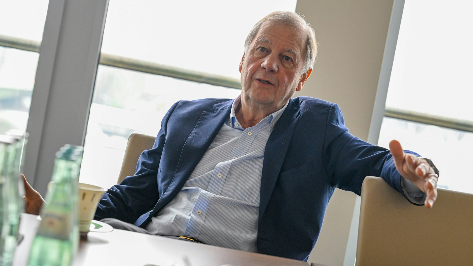 Hans-Joachim Ziems in seinem Kölner Büro mit Blick auf den Rhein und den Dom