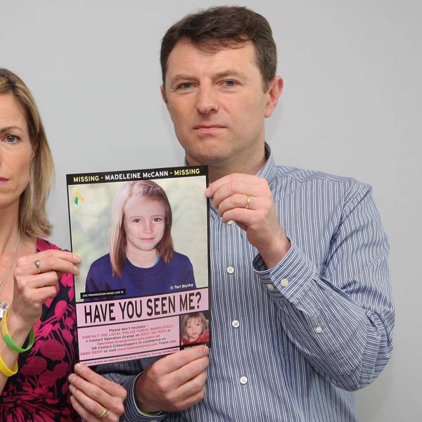 Die Eltern von Madeleine McCann halten eine Suchanzeige hoch.