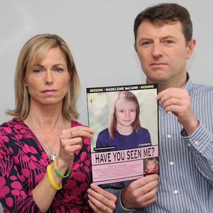 Die Eltern von Madeleine McCann halten eine Suchanzeige hoch.