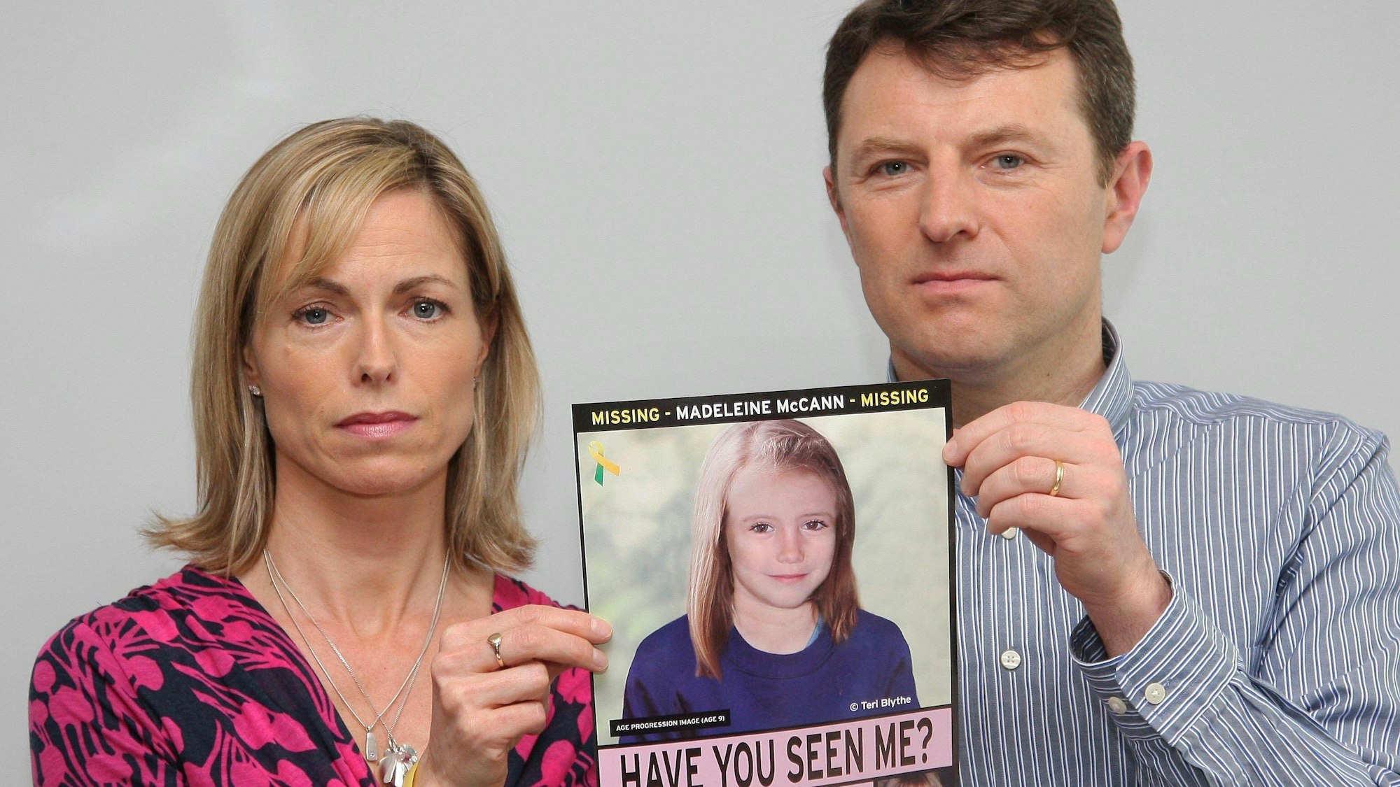 Die Eltern von Madeleine McCann halten eine Suchanzeige hoch.
