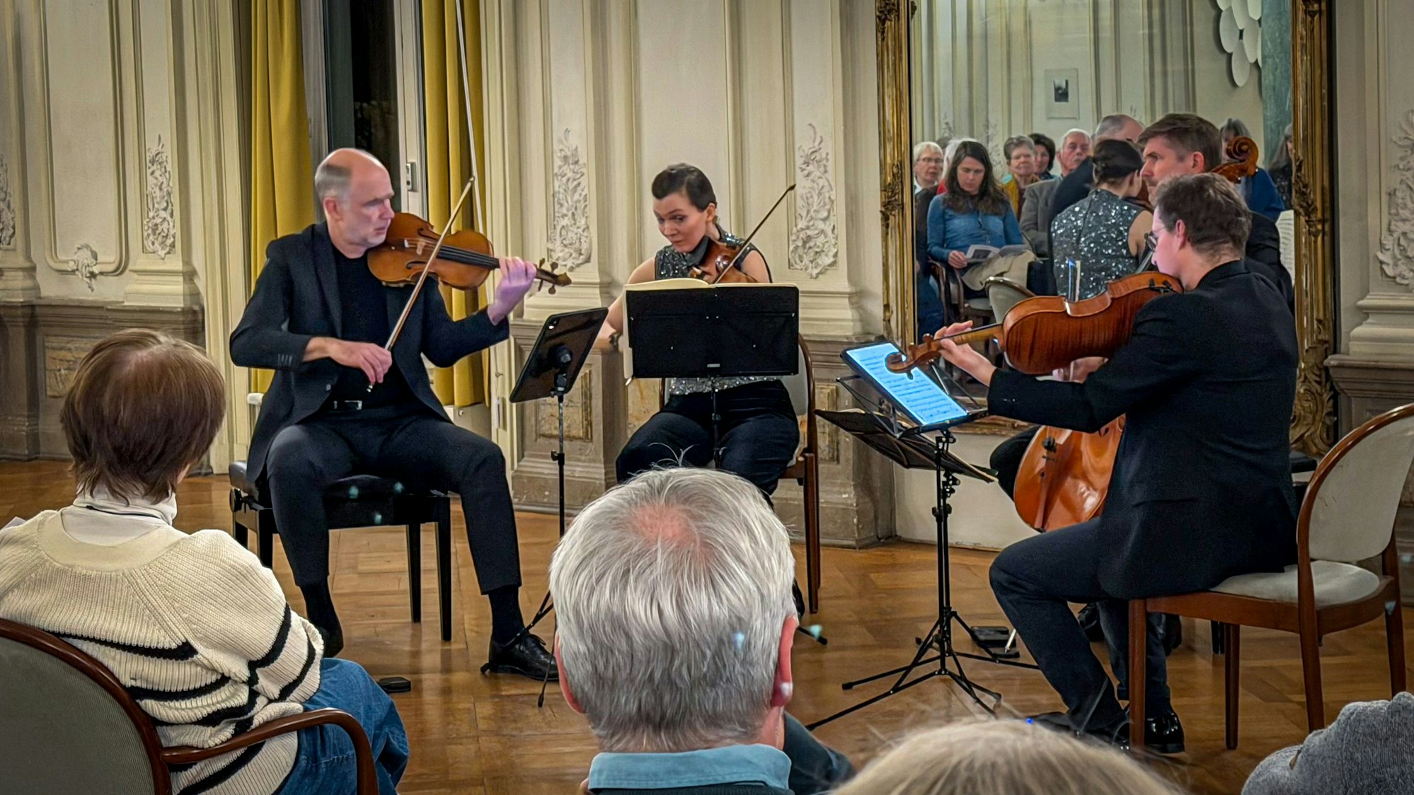 Ein Streichquartett spielt im Spiegelsaal Morsbroich.