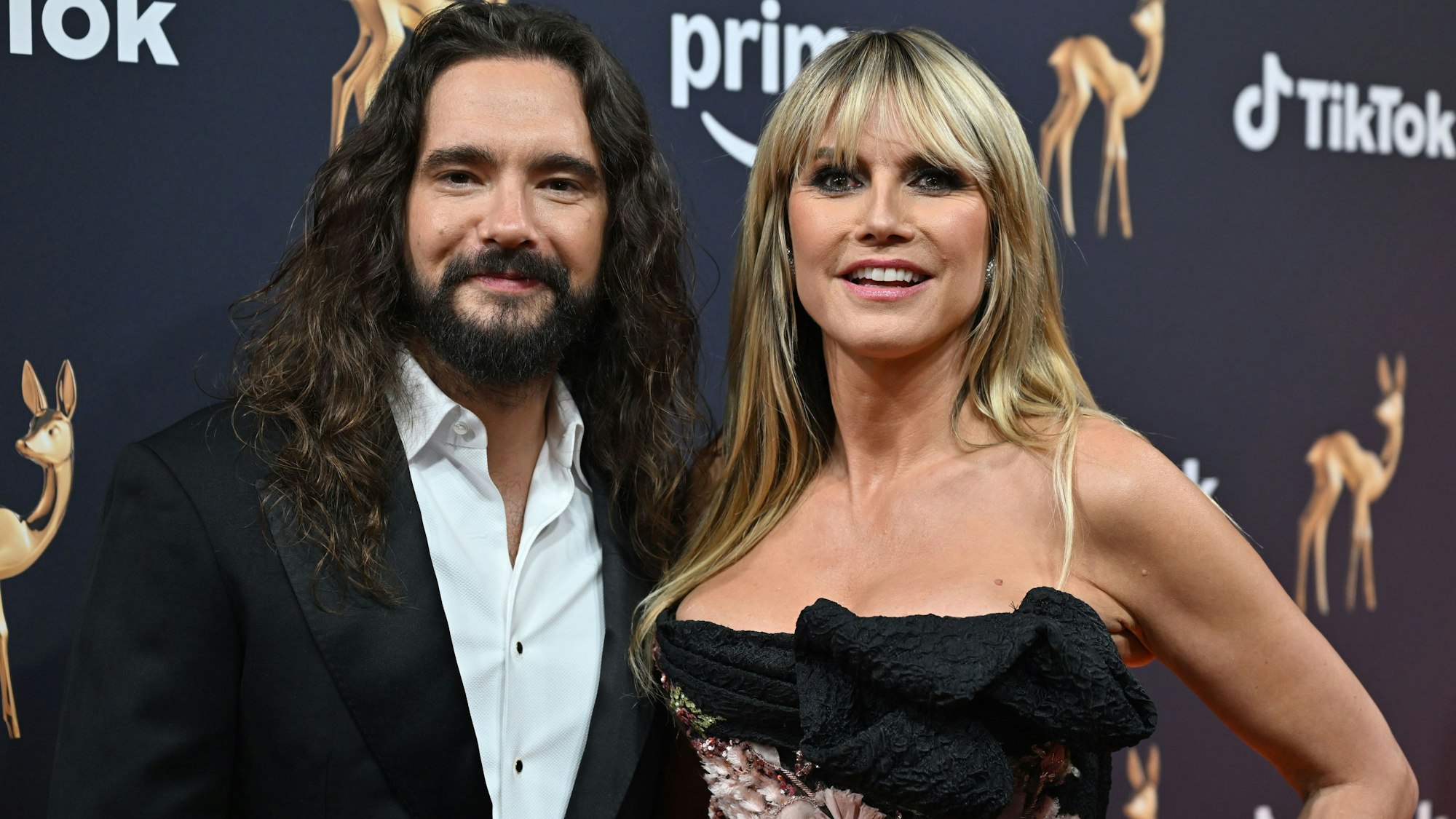 Heidi Klum und ihr Ehemann Tom Kaulitz stehen vor der Bambi-Verleihung 2025 in den Bavaria Filmstudios zusammen.