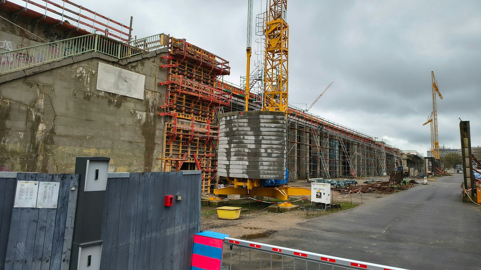 In diesem Bereich der Mülheimer Brücke soll eine zusätzliche Abstützung eingebaut werden.