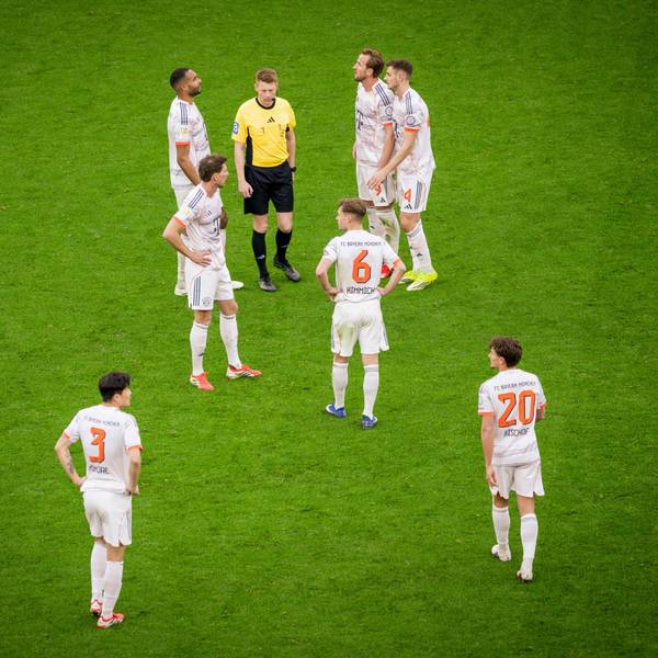 Leverkusen, Germany. 14th Mar 2026 Bayern Spieler umzingeln Schiedsrichter Christian Dingert - Jonathan Tah FCB Leon Goretzka FCB Joshua Kimmich FCB Harry Kane FCB Josip Stanisic FCB Min-jae Kim FCB Tom Bischof FCB Bayer Leverkusen - FC Bayern München 14.03.2026 *** Leverkusen, Germany 14th Mar 2026 Bayern players surround referee Christian Dingert Jonathan Tah FCB Leon Goretzka FCB Joshua Kimmich FCB Harry Kane FCB Josip Stanisic FCB Min jae Kim FCB Tom Bischof FCB Bayer Leverkusen FC Bayern München 14 03 2026