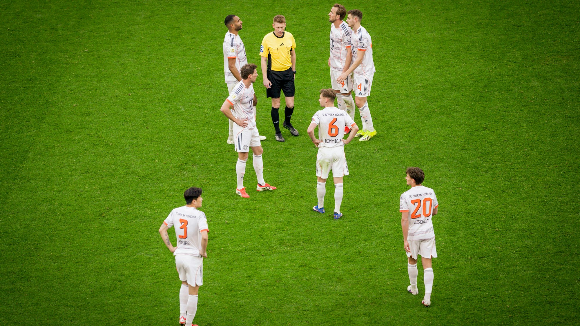 Leverkusen, Germany. 14th Mar 2026 Bayern Spieler umzingeln Schiedsrichter Christian Dingert - Jonathan Tah FCB Leon Goretzka FCB Joshua Kimmich FCB Harry Kane FCB Josip Stanisic FCB Min-jae Kim FCB Tom Bischof FCB Bayer Leverkusen - FC Bayern München 14.03.2026 *** Leverkusen, Germany 14th Mar 2026 Bayern players surround referee Christian Dingert Jonathan Tah FCB Leon Goretzka FCB Joshua Kimmich FCB Harry Kane FCB Josip Stanisic FCB Min jae Kim FCB Tom Bischof FCB Bayer Leverkusen FC Bayern München 14 03 2026