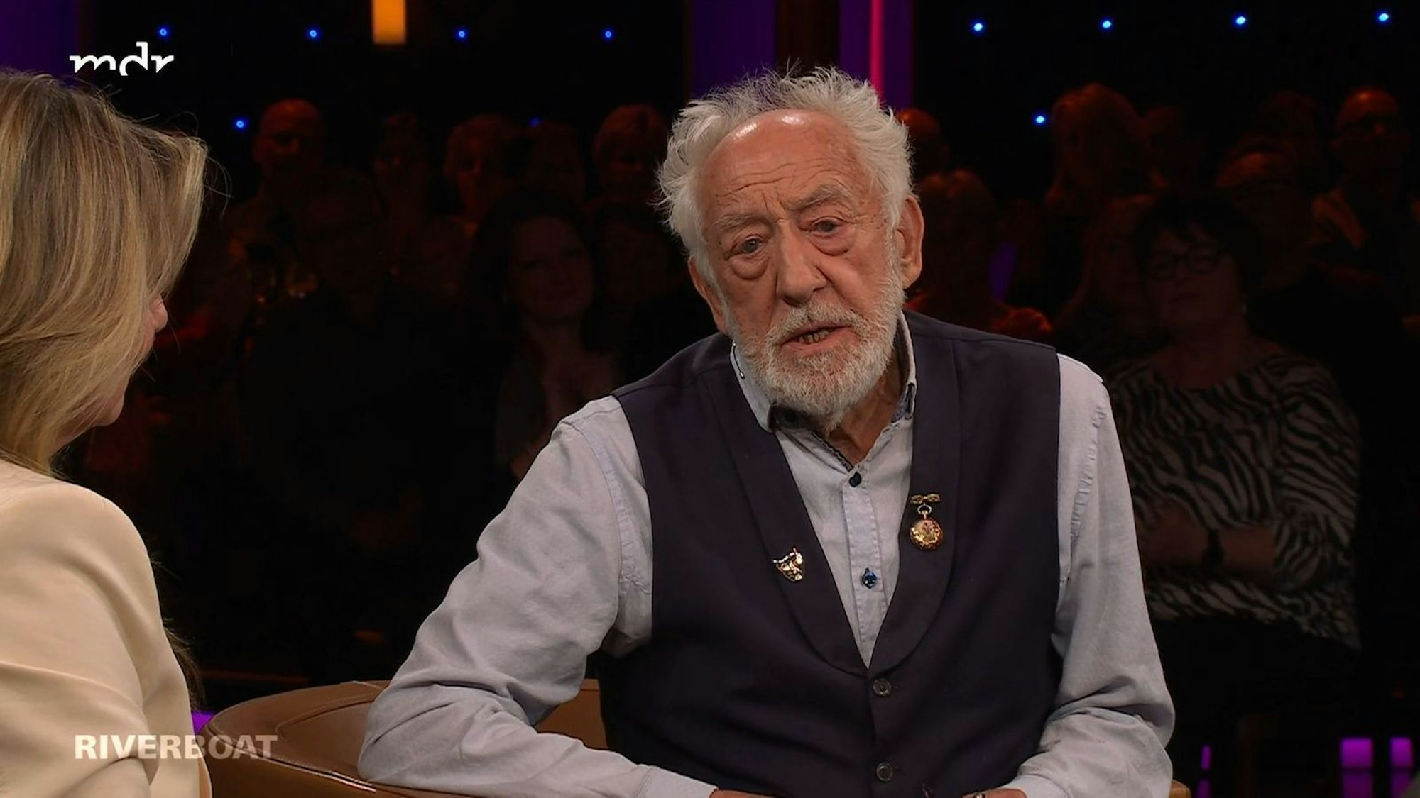 Dieter Hallervorden stellte sich den Fragen von Kim Fisher im MDR-Talk „Riverboat“. (Bild: MDR)