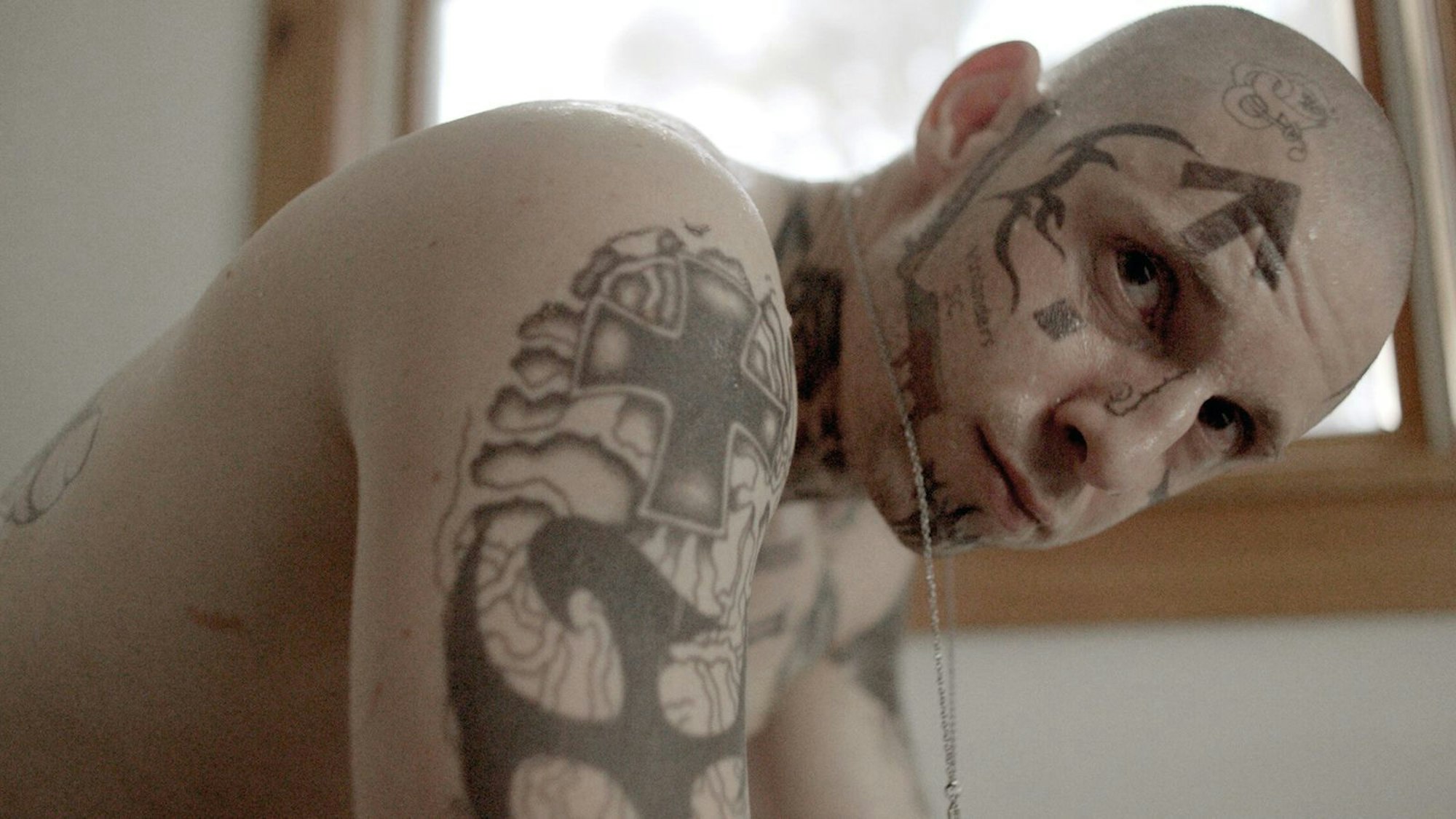 Auch das ein Charakter, der nicht nur bei Bell für „Unbehagen“ sorgte: der Neo-Nazi in dem Biopic „Skin“. (Bild: 24 Bilder)