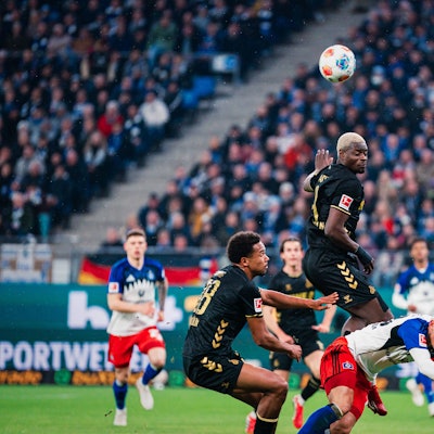 FC-Stürmer Ragnar Ache setzt sich in der Luft durch