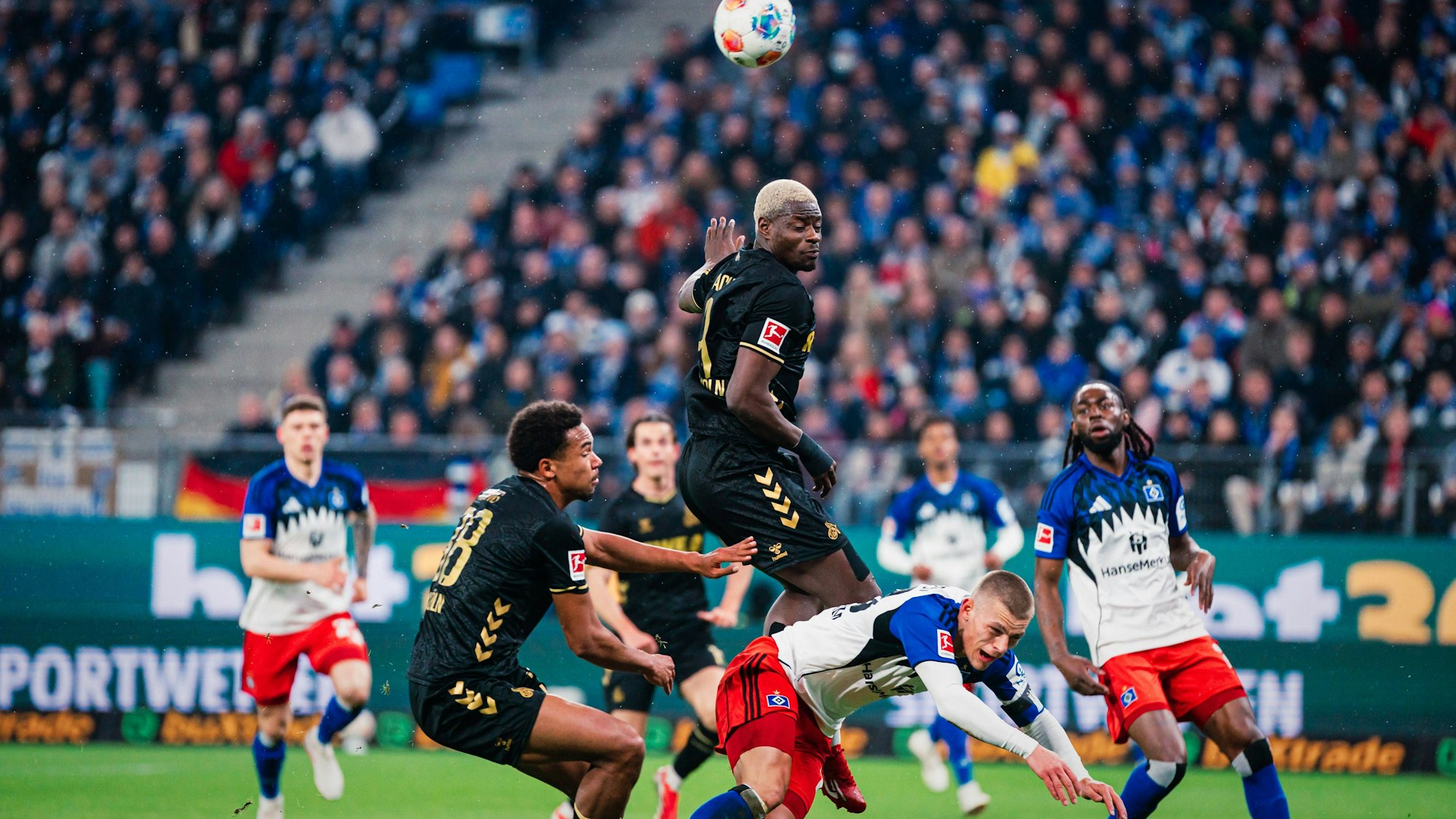 FC-Stürmer Ragnar Ache setzt sich in der Luft durch