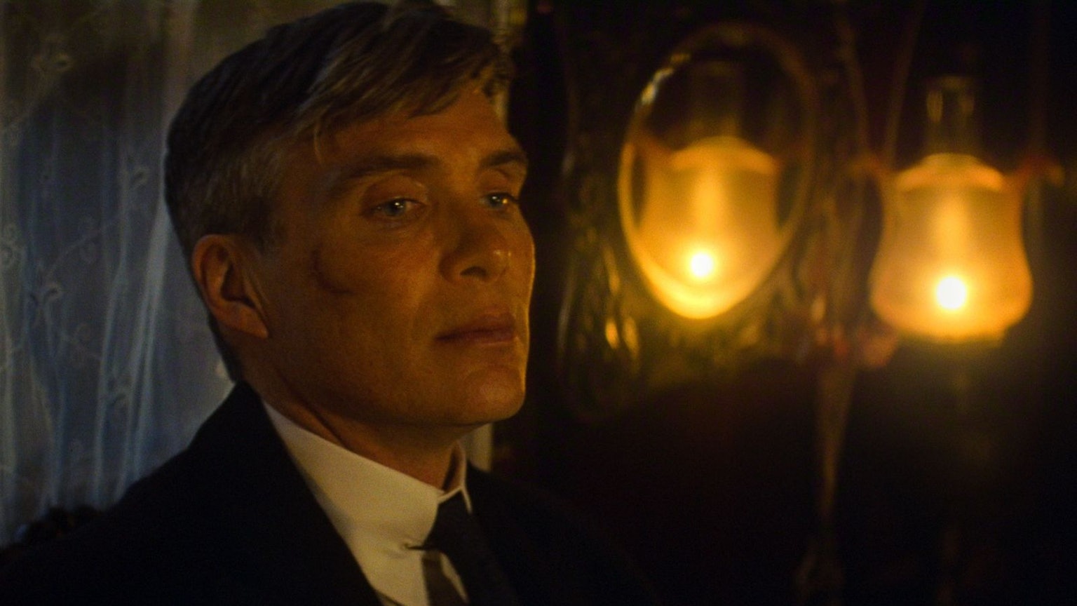 Willkommen zurück, Tommy Shelby: Im Jahr 1940 und inmitten der Kriegswirren muss sich der von Cillian Murphy verkörperte Gangsterboss in „Peaky Blinders: The Immortal Man“ (Netflix) seinen eigenen Dämonen stellen. (Bild: Netflix)