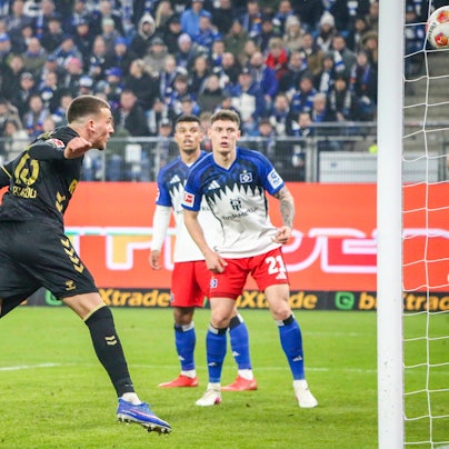 Said El Mala köpft den Ball ins Tor.