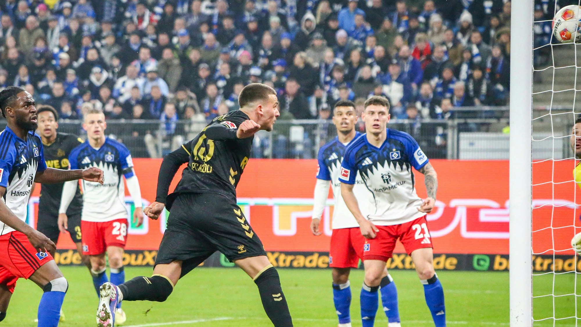 Said El Mala köpft den Ball ins Tor.