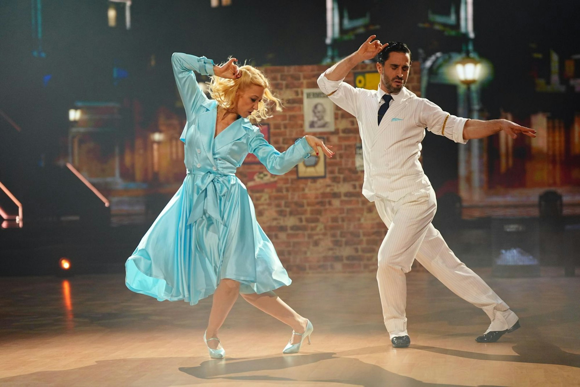 Kathrin Menzinger fordert Schauspieler Jan Kittmann beim Slowfox so einiges ab und wird mit 28 Punkten belohnt. (Bild: RTL / Stefan Gregorowius)