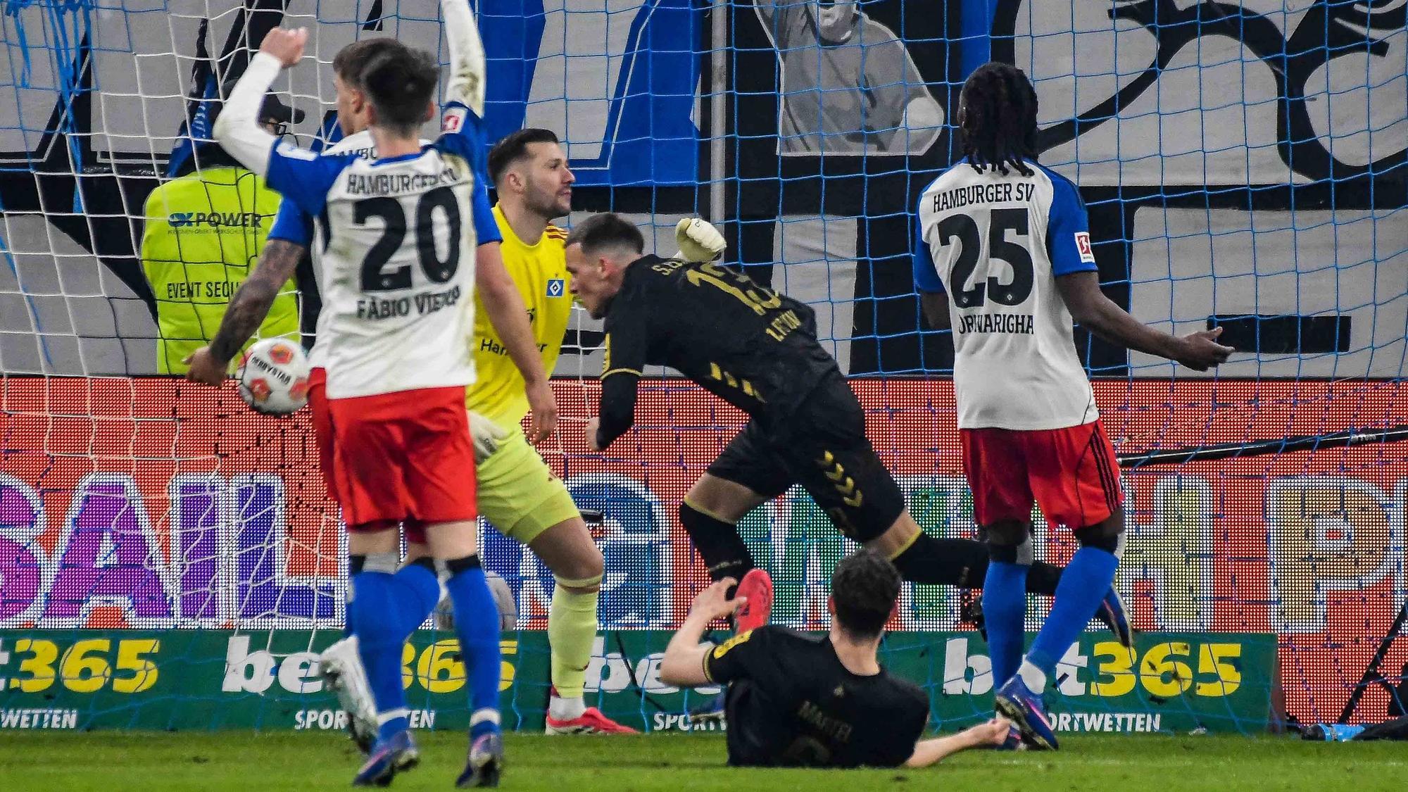 Said El Mala hat nach einem Eckball per Kopf getroffen, HSV-Keeper Heuer Fernandes hatte keine Chance.