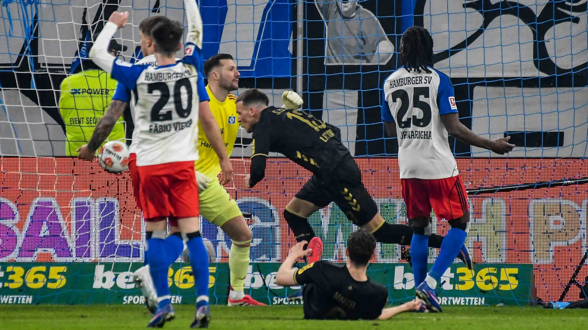 Said El Mala hat nach einem Eckball per Kopf getroffen, HSV-Keeper Heuer Fernandes hatte keine Chance.