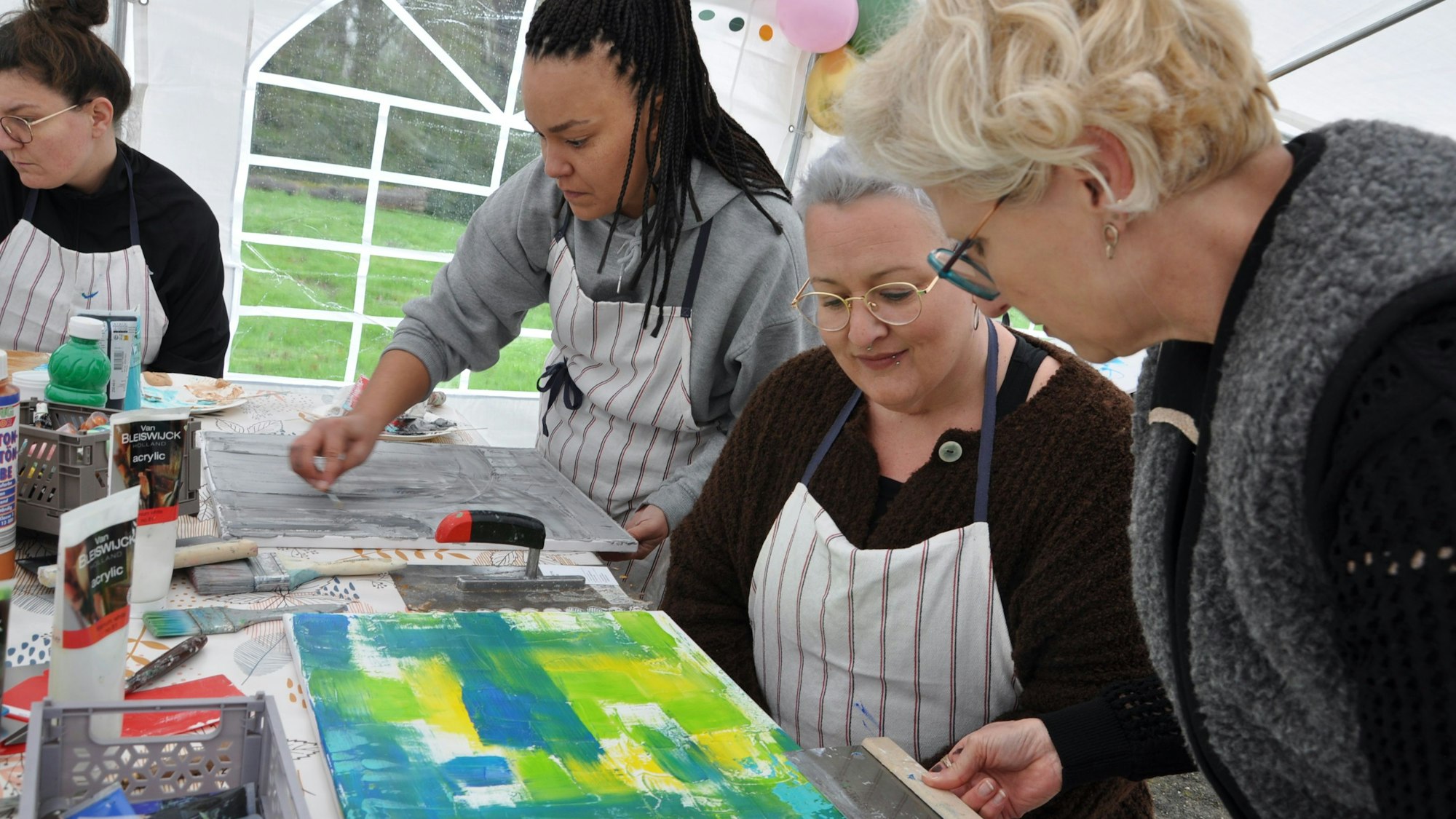 Das Foto zeigt die Künstlerin mit Teilnehmerinnen des Workshops.